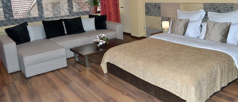 Suite estudio empresarial | Escritorio, espacio para trabajar con laptop y wifi gratis