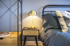 Premium Apartment | 2 bedrooms, iron/ironing board, free WiFi - The Lake Hub (Dagenham)