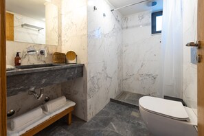 Shower, free toiletries, hair dryer, towels - Astron Boutique Apartments By Estia (Hersonissos)
