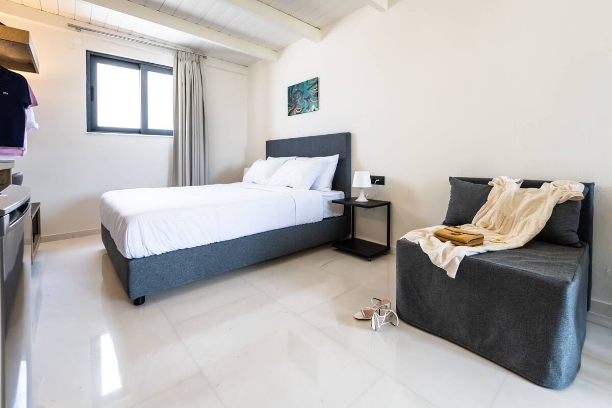 Habitación triple superior | 1 habitación, tabla de planchar con plancha y cuna de viaje