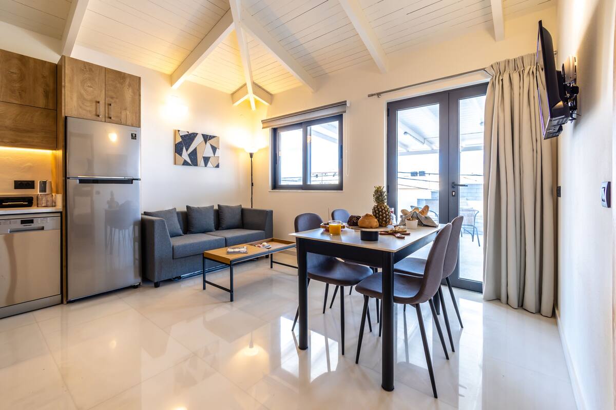 Suite familiar, 3 habitaciones | Área de sala de estar | Smart TV