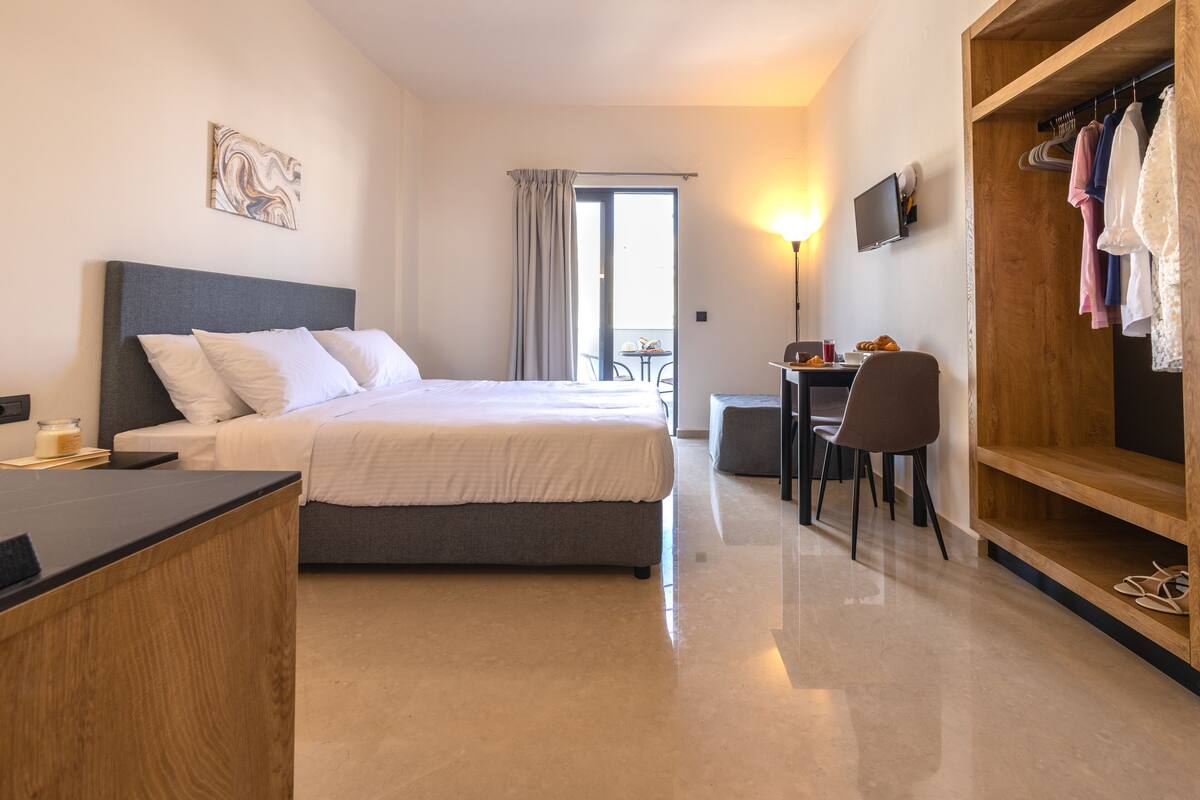 1 habitación, tabla de planchar con plancha y cuna de viaje