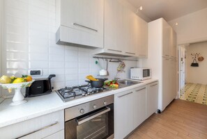 Cafetera y tetera, refrigerador, microondas y horno