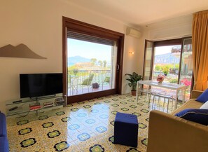 TV, books - Amazing apt with breathtaking seaview&Vesuvius in Sorrento center near the beach (Sorrento)