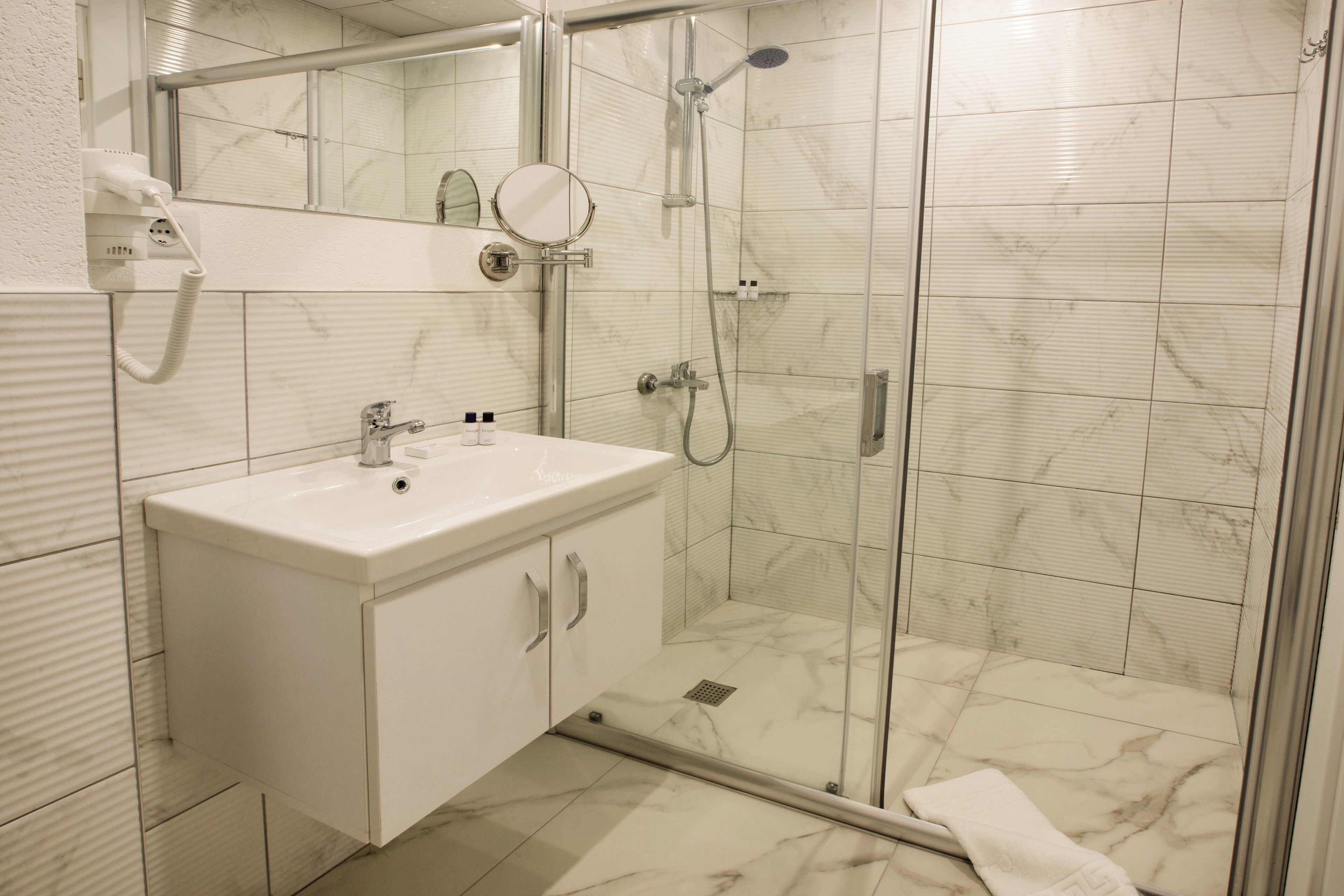 Foto - First Joy Hotel