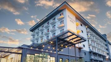 Vista frontal de la propiedad