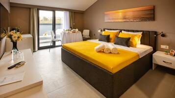 Habitación estándar, 1 cama King size, Terraza, vista al mar | Ropa de cama de alta calidad y minibar