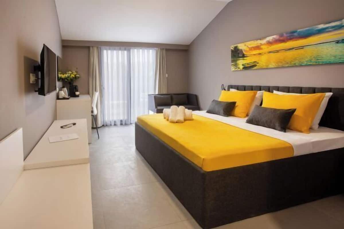 Hochwertige Bettwaren, Minibar, Zimmersafe, Schreibtisch