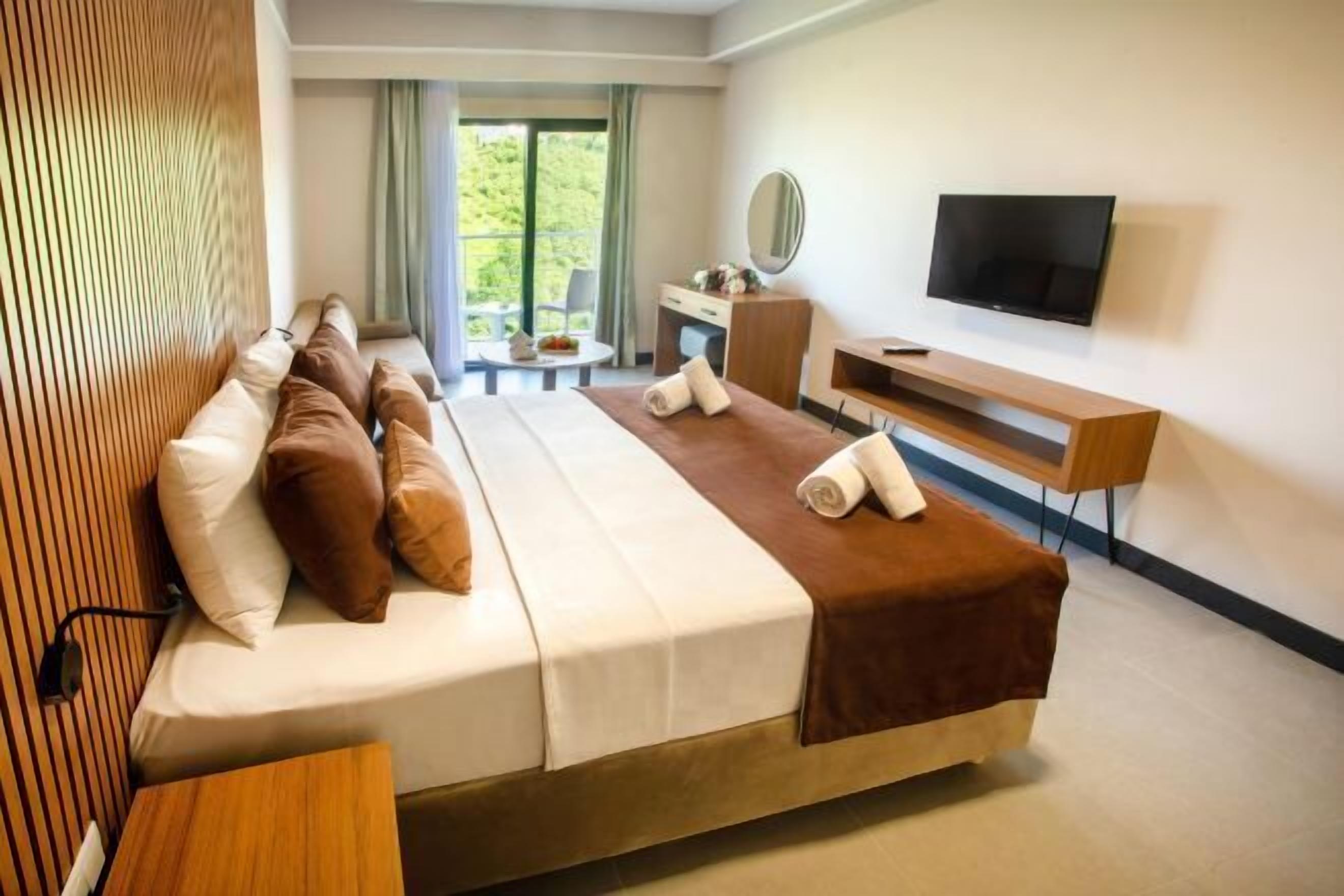 Premium bedding, minibar, in-room safe, desk