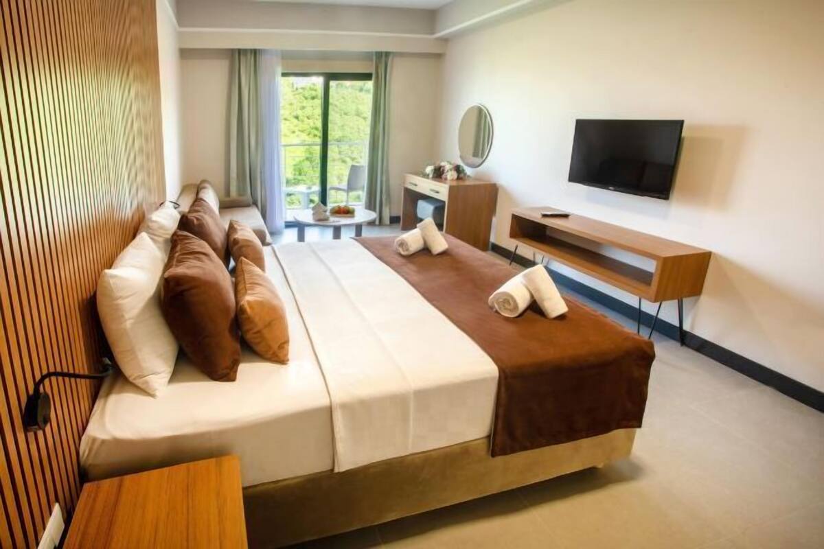 Hochwertige Bettwaren, Minibar, Zimmersafe, Schreibtisch