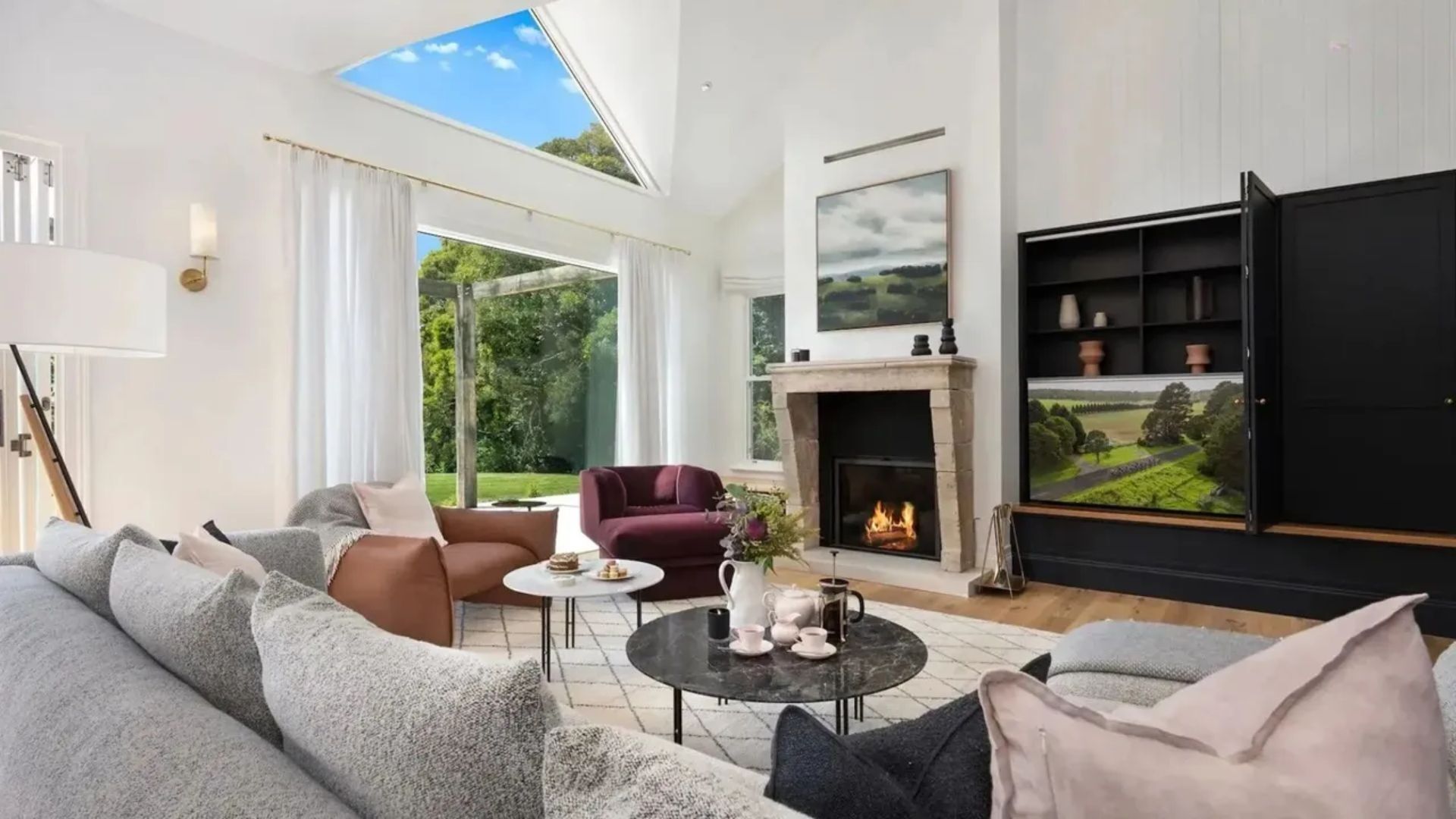 Smart-tv, pejs, bordtennisbord