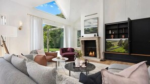 Smart TV, caminetto, tavolo da ping pong