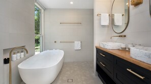 Bathtub, hair dryer, towels - Burrawang House - luxurious, immaculately presented country retreat (Burrawang)