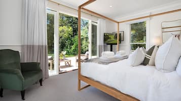 5 bedrooms, iron/ironing board, travel cot, WiFi