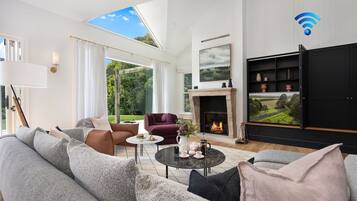 Smart TV, fireplace, ping pong