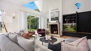 Een smart-tv, een open haard en een tafeltennistafel