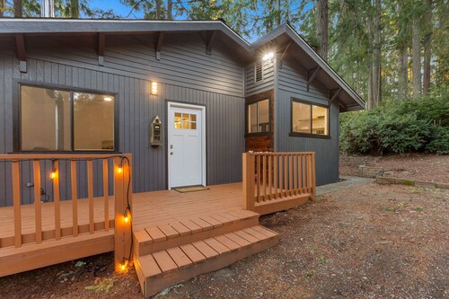 Charming Lakefront Cottage on Quiet Palmer Lake