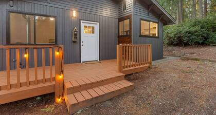 Charming Lakefront Cottage on Quiet Palmer Lake