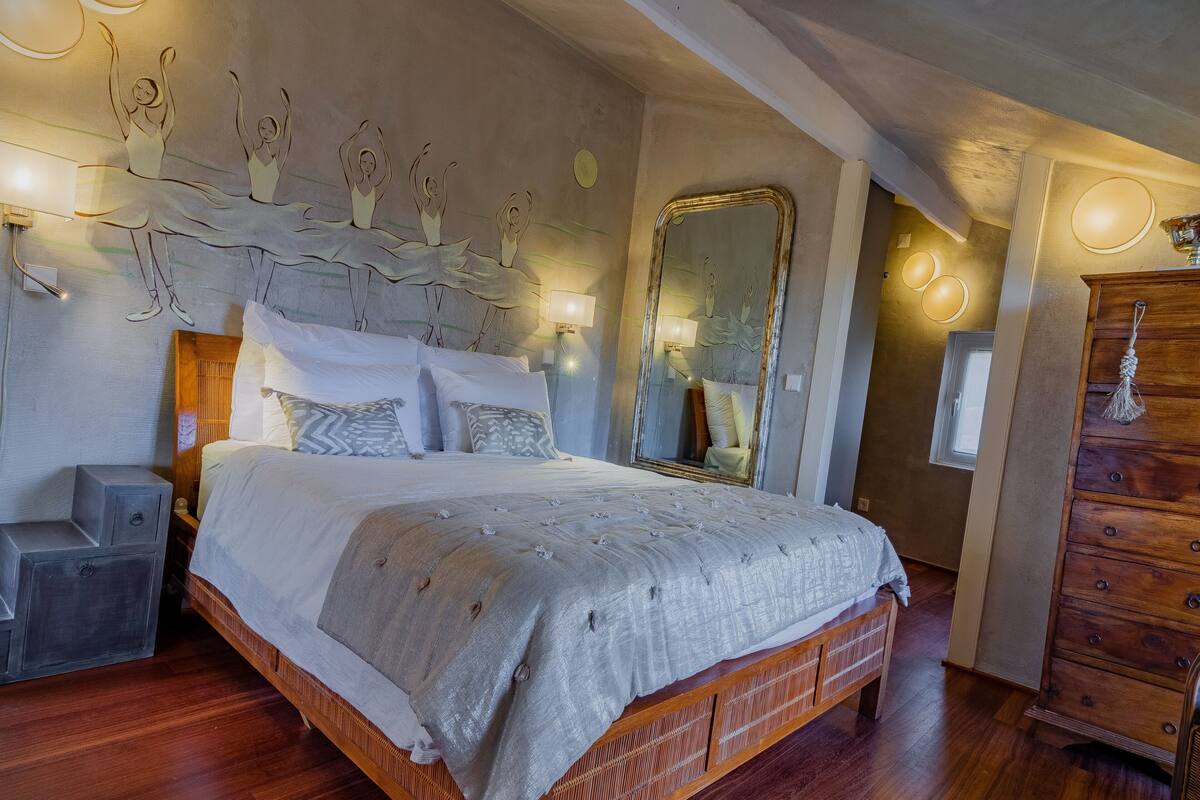 Romantic Room, 1 Queen Bed | In-room safe, blackout drapes, iron/ironing board, WiFi (free)