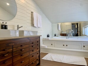 Habitación romántica, 1 cama Queen size | Baño | Pantuflas y toallas