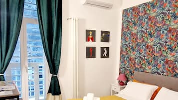 Chambre Familiale | Espace de travail pour ordinateur portable, rideaux occultants