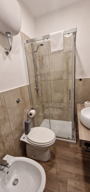 Chambre | Salle de bain | Douche, douche à « effet pluie », sèche-cheveux, bidet