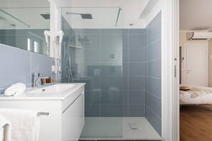 Shower, rainfall showerhead, hair dryer, bidet - Attico 37 Apartments (Palermo)