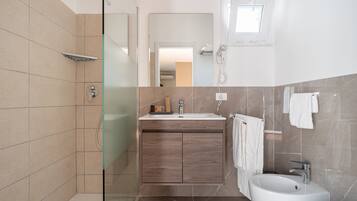 Deluxe Suite | Bathroom | Shower, rainfall showerhead, hair dryer, bidet