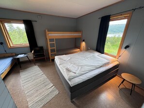 Free WiFi, bed sheets - Skoghus (Senja)