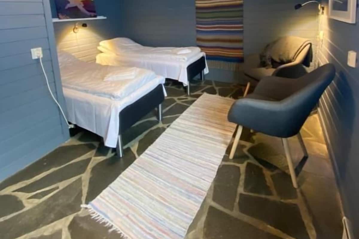 Chambre avec lits jumeaux, salle de bains commune