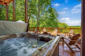 Outdoor spa tub - Bears Repeating - Blue Ridge, GA (Blue Ridge)