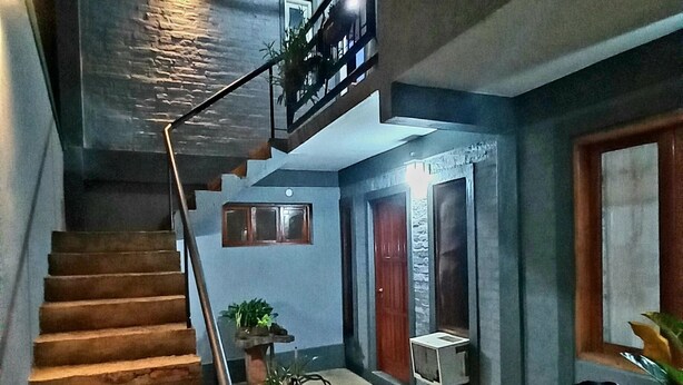 A staircase leading to a second-floor balcony with a view of the night sky. - El Rinconcito Iguazú (Puerto Iguazú)