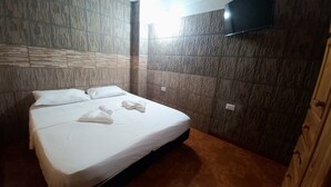 A hotel room with a bed, pillows, and towels neatly arranged. - El Rinconcito Iguazú (Puerto Iguazú)