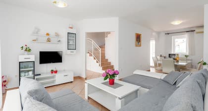 7 persons, only 400m from Brulo beach, 3 bedrooms, 2 bathrooms and garden.