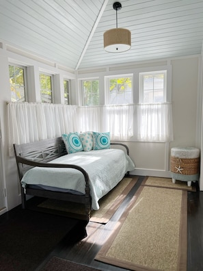 3 bedrooms, travel crib, free WiFi, bed sheets - Lovely Lakeside Cottage! Sleep 11, easy parking, linens included! (Lakeside Marblehead)