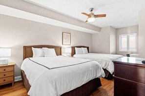 3 dormitorios y tabla de planchar con plancha