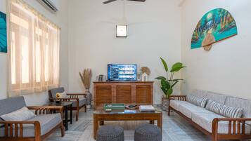 Grand Villa | Living area | 43-inch TV with satellite channels
