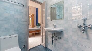 Grand Villa | Bathroom | Hair dryer, towels, soap, toilet paper