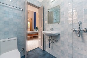 Grand Villa | Bathroom | Hair dryer, towels, soap, toilet paper - Villa Calangute Phase 7 (Candolim)