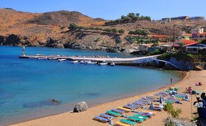 Sulla spiaggia, lettini da mare, teli da spiaggia