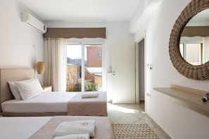 2 chambres, coffres-forts dans les chambres, fer et planche à repasser