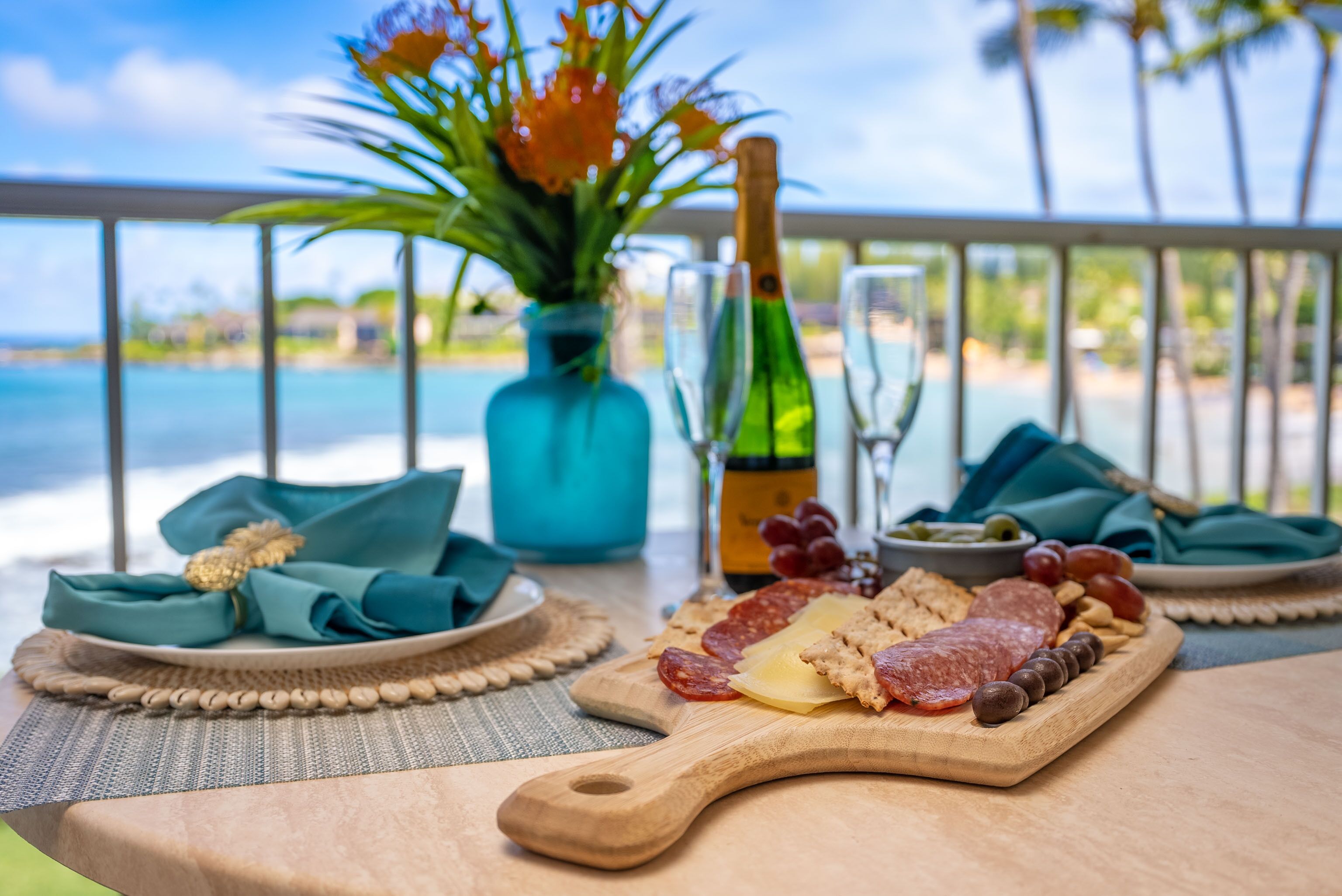 New Luxury, OCEANFRONT Modern/Coastal Suite -- Perfect for Honeymooners!