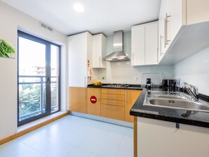 Fridge, oven, stovetop, coffee/tea maker