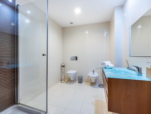 Baignoire, sèche-cheveux, serviettes fournies