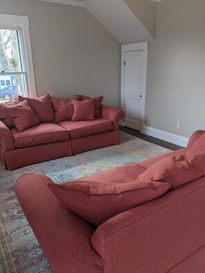 Smart TV, books - Restful Farm Retreat (Cincinnati)