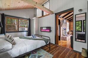 3 makuuhuonetta, silitysrauta/-lauta, ilmainen Wi-Fi, vuodevaatteet