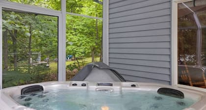 Charming lake house close to ski hill with spa