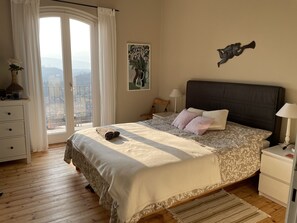 4 多间卧室、办公桌、旅行婴儿床、免费 WiFi