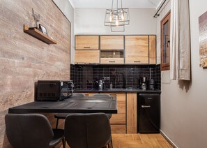 ثلاجة، ميكروويف، ماكينة لصنع القهوة/الشاي، غلّاية كهربائية