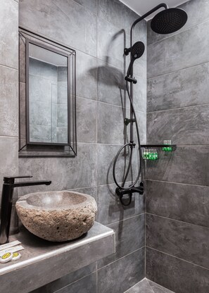 Dusche, Haartrockner, Handtücher, Seife